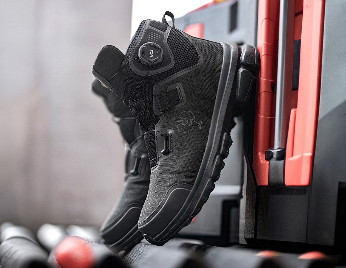 Main action image S1 Safety boots e.s. Triest mid black