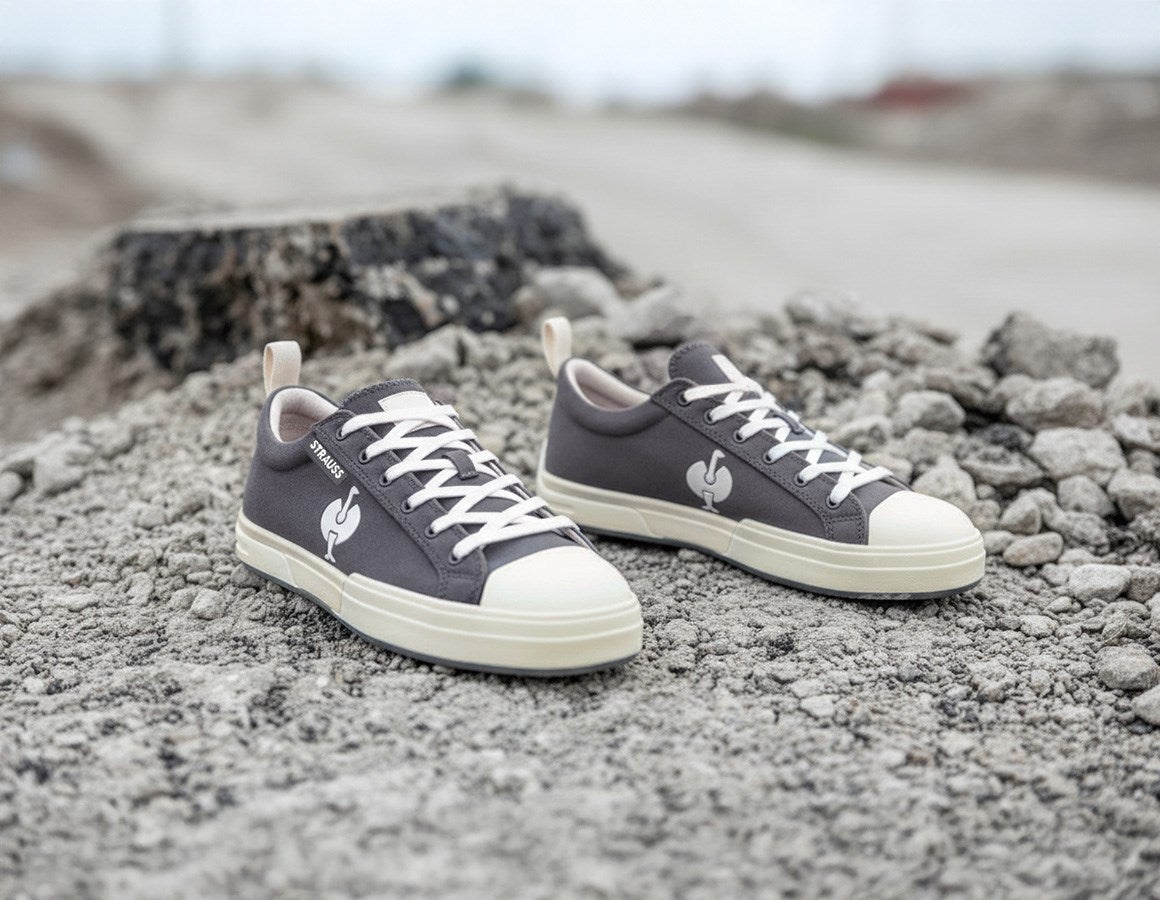 Main action image S1 Safety shoes e.s. Yatala low carbongrey