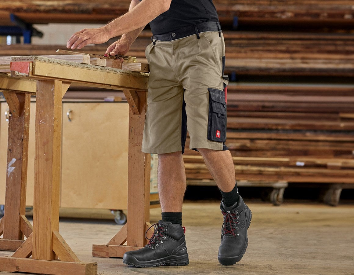 Main action image Short e.s.image khaki/black