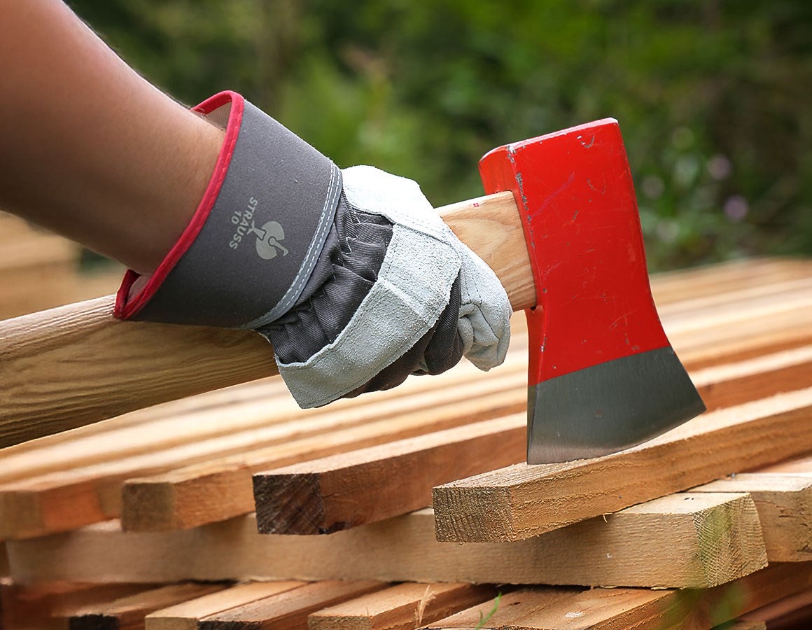 Main action image Cracked leather gloves Cooper 7