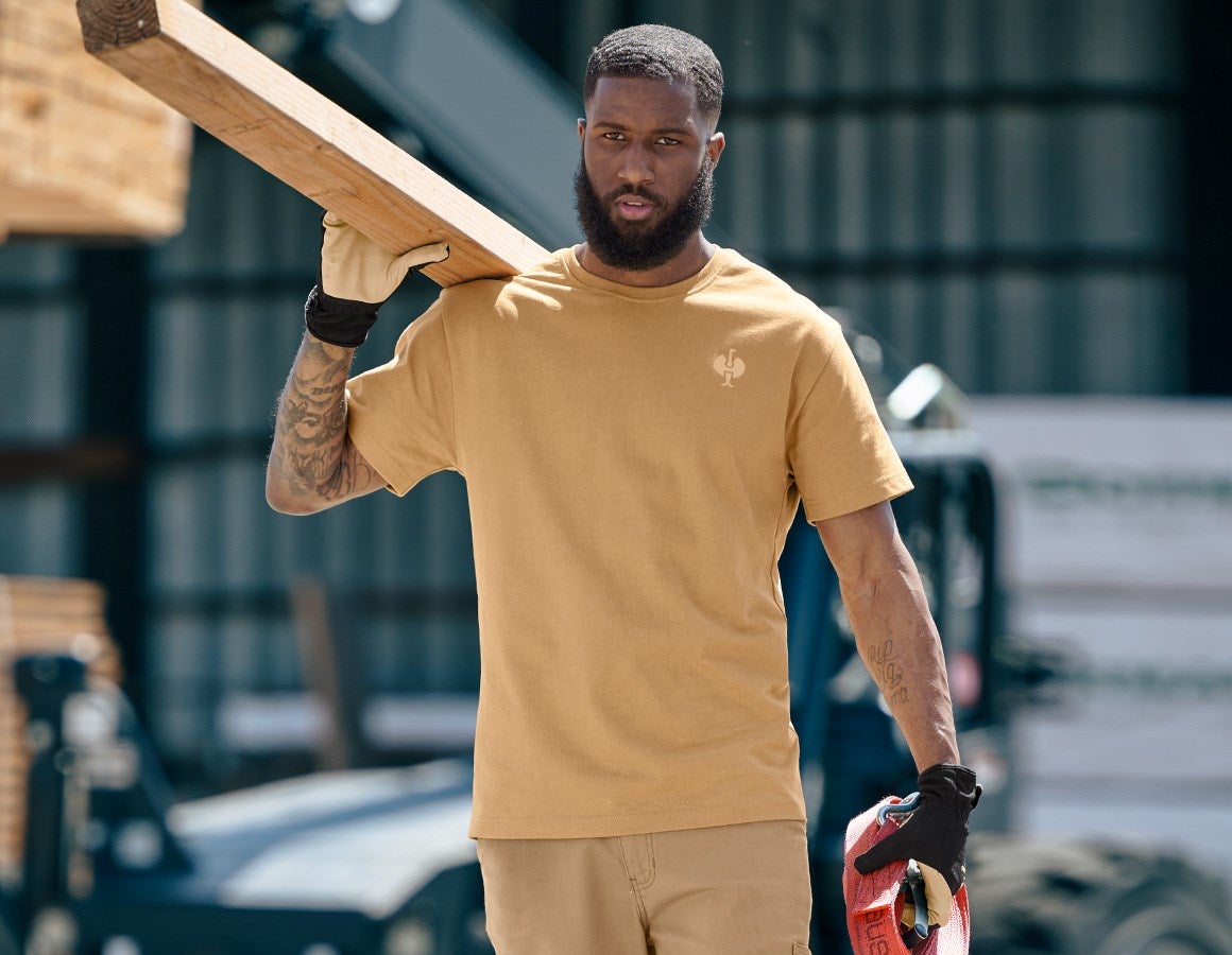 Main action image T-shirt heavy e.s.iconic almondbrown