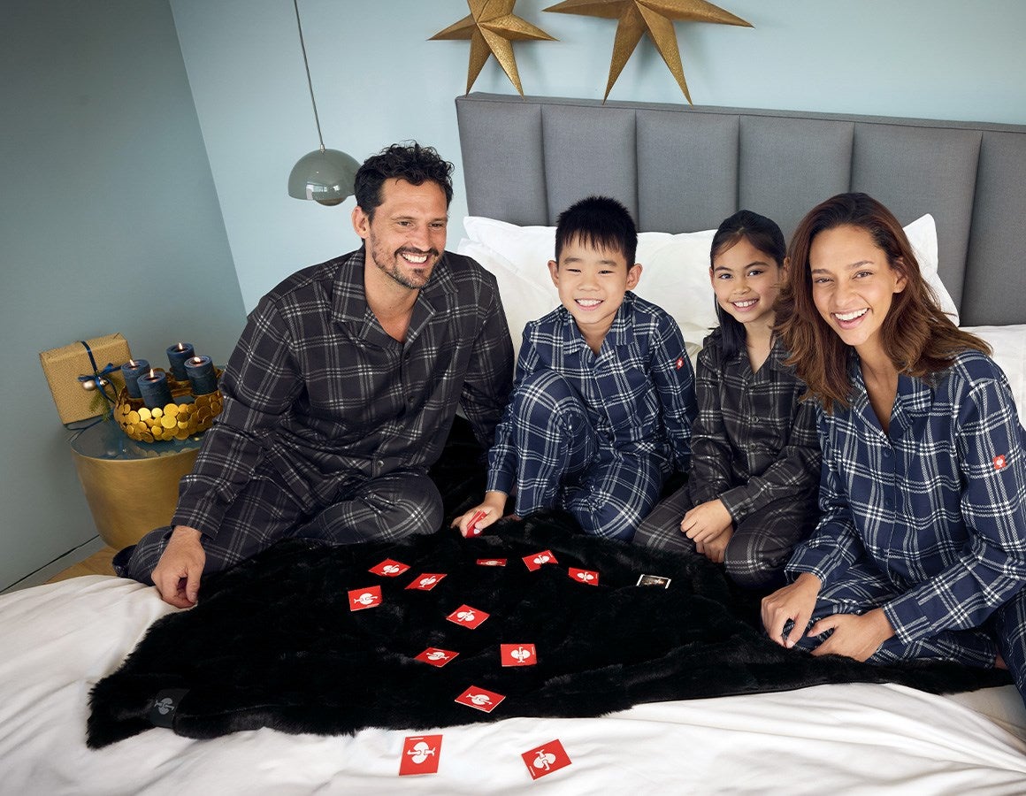 Main action image e.s. Checkered High-Loft Blanket black