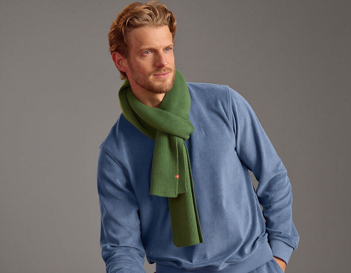 Main action image e.s. Knitted scarf nordicgreen